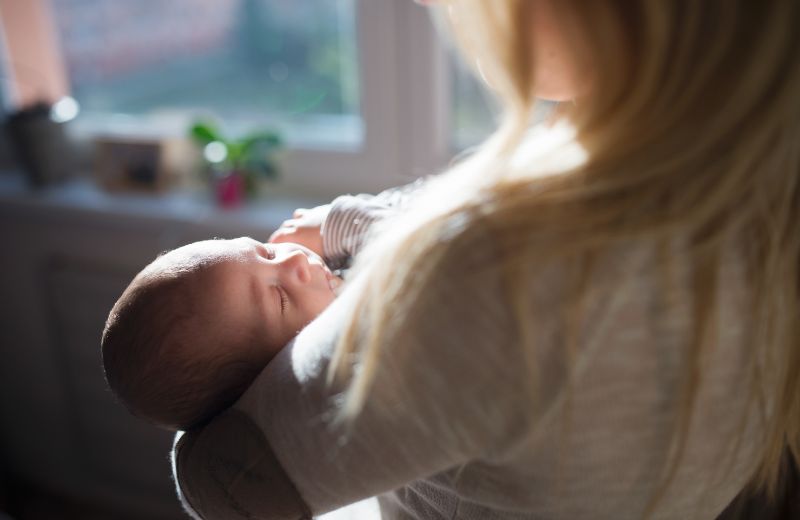 baby-schläft-am-arm-der-mutter