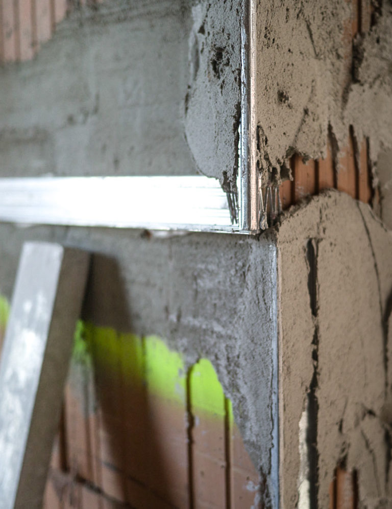 flächenbündige Wandfliesen Anschluss Fensterlaibung